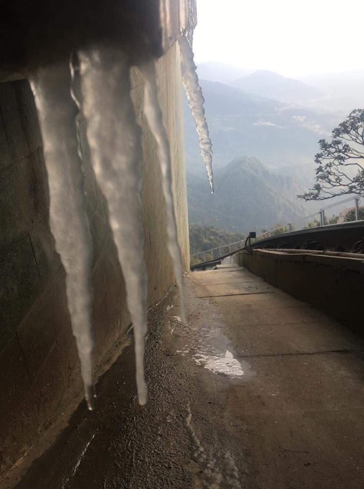 Băng giá xuất hiện trên đỉnh Fansipan, du khách thích thú tạo dáng chụp ảnh